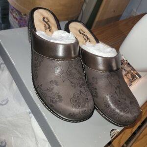 SoftWalk Women's Chocolate Floral Clogs